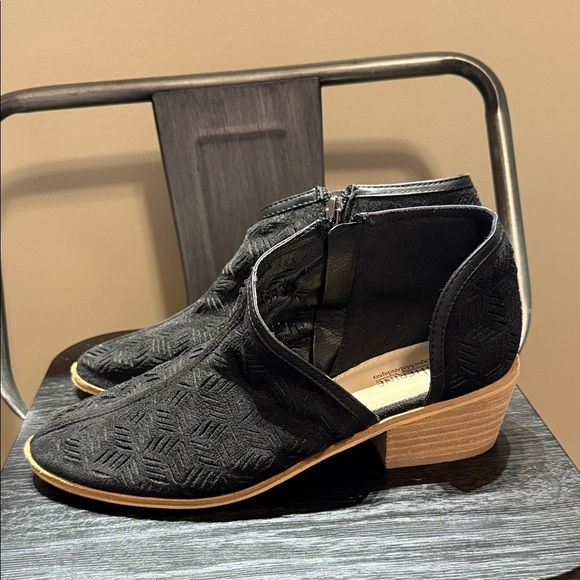 Catherine Malandrino Black Textured Ankle Booties - Picture 5 of 10